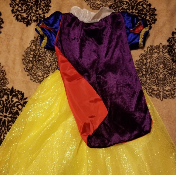 Snow White Halloween costume - Picture 4 of 6